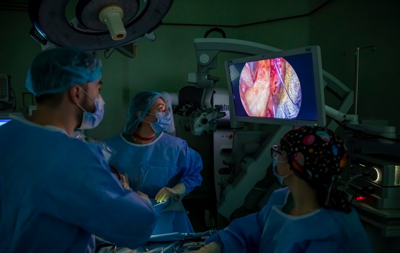 Premieră în România: medicii de la Spitalul Militar Central au realizat o operaţie pe creier prin pleoapă