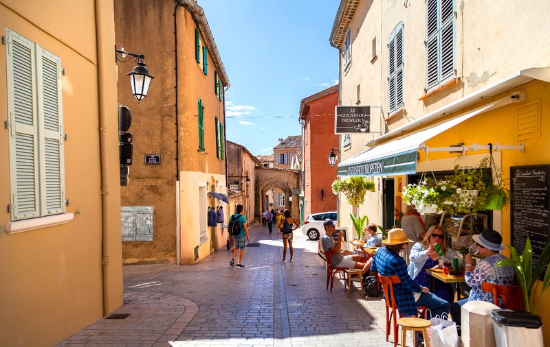 O sticlă de apă costă 6 euro, iar o masă, 110: nota de plată de la un restaurant dintr-o țară din Europa a stârnit dezbateri pe internet: „Declinul este deja vizibil”