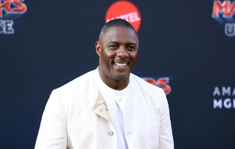 Idris Elba se plânge că nu va putea fi James Bond: „Publicul nu va accepta un bărbat de culoare”