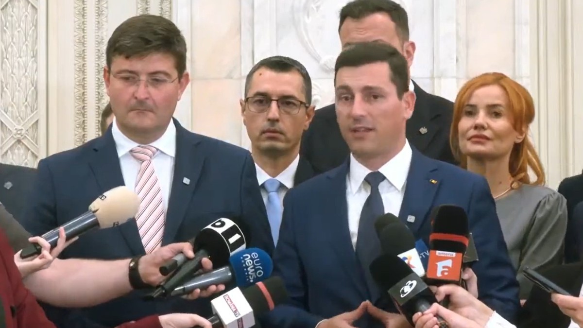 O conferință de presă.