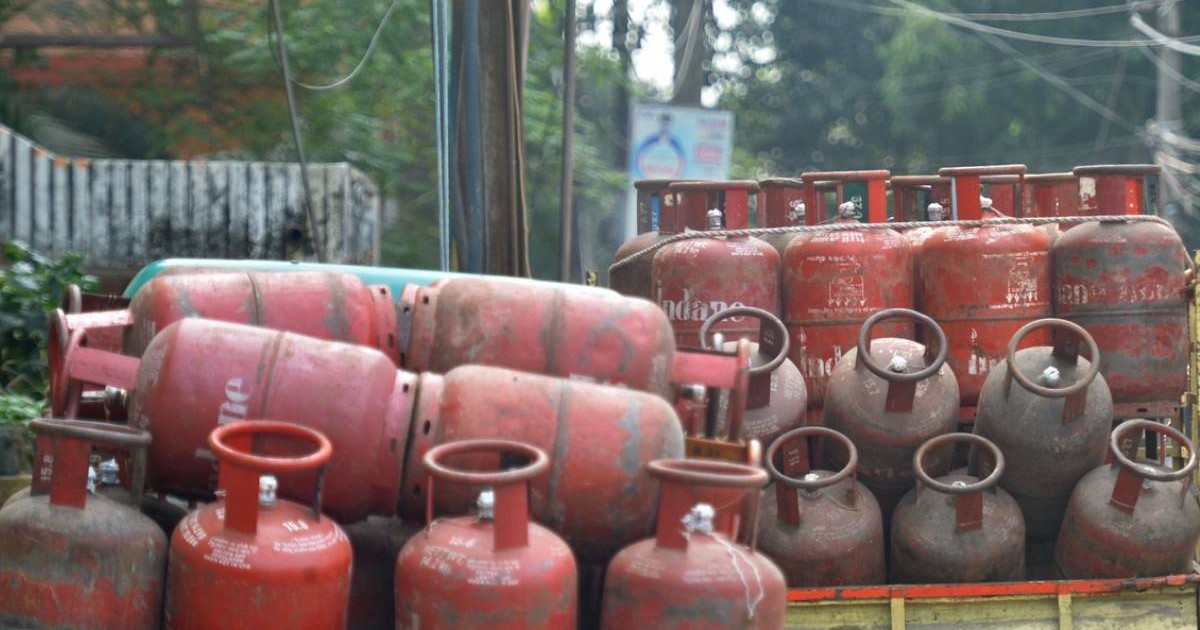 Butelii GPL rosii, asezate una peste alta, in India