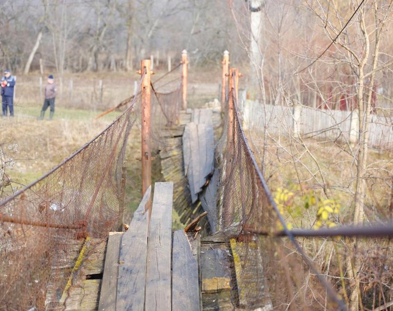 UPDATE/ Șase femei  au căzut în pârâu după ce puntea pe care o traversau s-a rupt. Starea victimelor (FOTO)