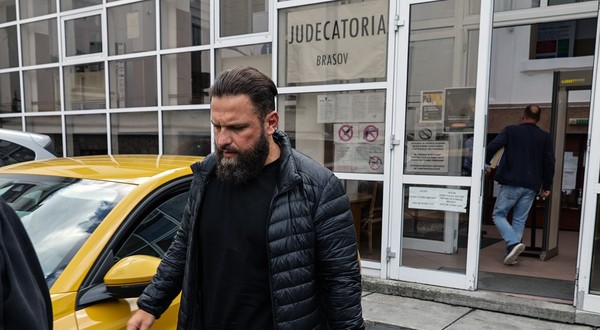Poliţistul Vlad Roşca, la ieșirea de la ultimul termen al procesului în care e judecat pentru uciderea tânărului de 21 de ani. Sursa foto: Vlad Chirea