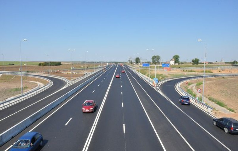Panică pe o autostradă din Franța! Un șofer român beat a fost arestat după ce a condus pe contrasens