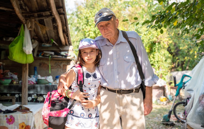 Povestea emoționantă a fetiței care a fost abandonată de mamă și crescută de bunicul în vârstă de 80 de ani