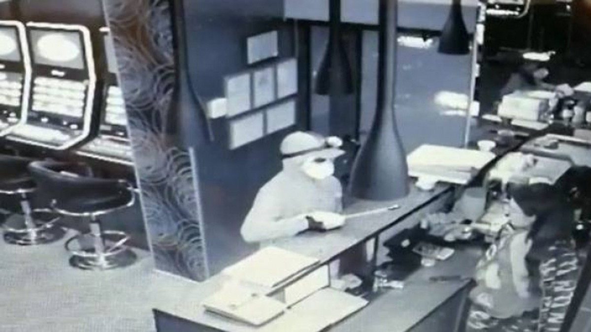 Un individ mascat a jefuit un cazino din Timișoara. Înarmat cu un cuțit a amenințat-o pe casieră și a plecat cu aproximativ 5.500 de lei