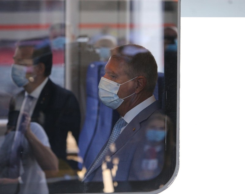 Klaus Iohannis a testat trenul care leagă Aeroportul Otopeni de Bucureşti: Este singura linie nouă construită în ultimii 36 de ani