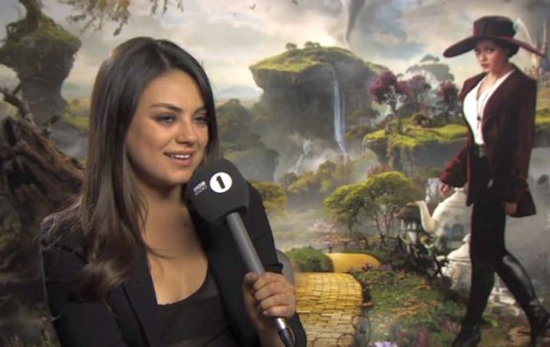 Ashton Kutcher ce părere are? Mila Kunis, agățată de un reporter timid – VIDEO