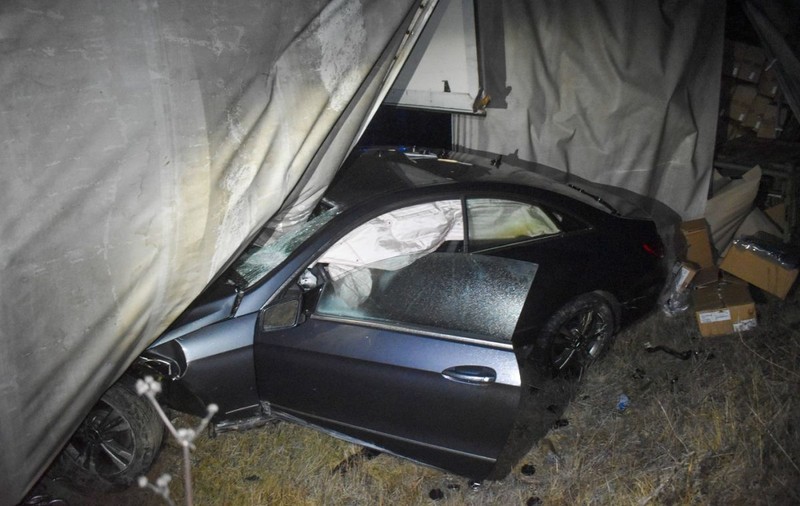 Un Mercedes a răsturnat un camion care a căzut peste el și șoferul a scăpat miraculos aproape fără nicio rană, pe o autostradă din Germania