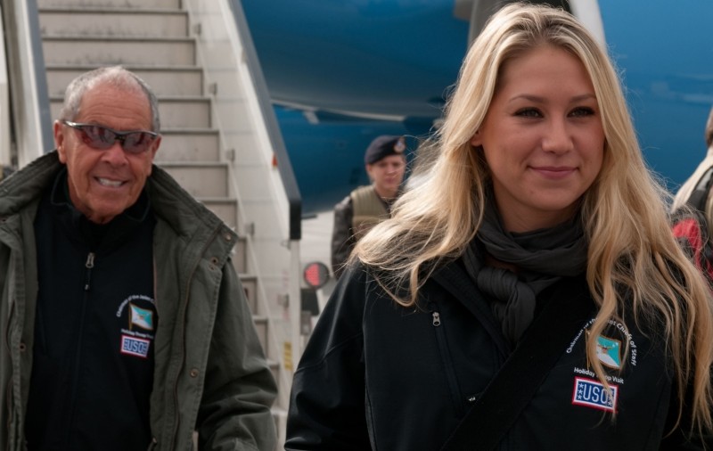 Anna Kournikova a vizitat trupele americane din Irak