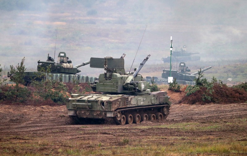 Unități rusești, retrase în Belarus pentru refacerea capacității de luptă. Militarii ruși dau carburant pe alcool, anunță ucrainenii