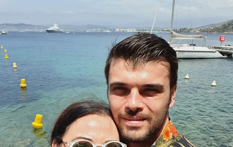 Cum a apărut Oana Roman pe plajă în vacanță, alături de soțul ei