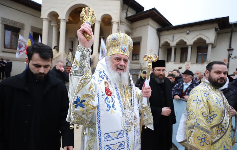 10.000 de litri de Agheasmă Mare au fost împărțiți la slujba de Bobotează de la Catedrala Patriarhală din București