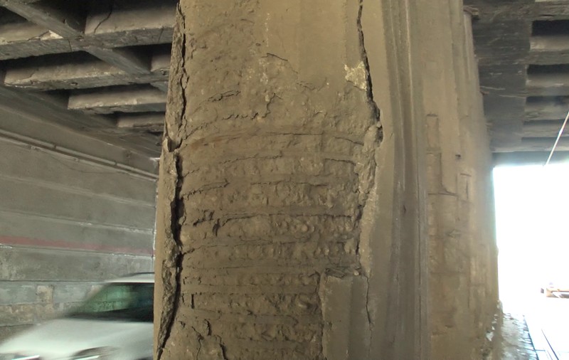 VIDEO/Stâlpii de rezistență ai Podului Constanța pot fi rupți cu mâna. ”Au venit de nu știu câte ori, l-au mâzgălit un pic și au plecat”