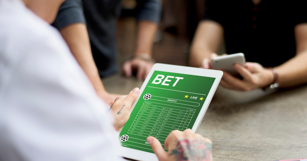 Barbat verifica pe tableta scoruri fotbal