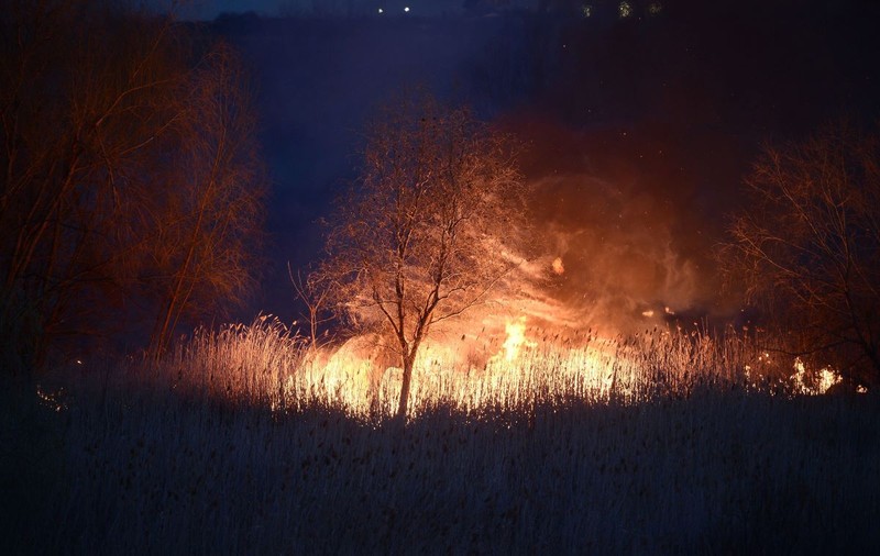 Arde muntele de gunoi de la Sintești-Vidra, iar oamenii sunt disperați. „Închideți urgent geamurile” | VIDEO