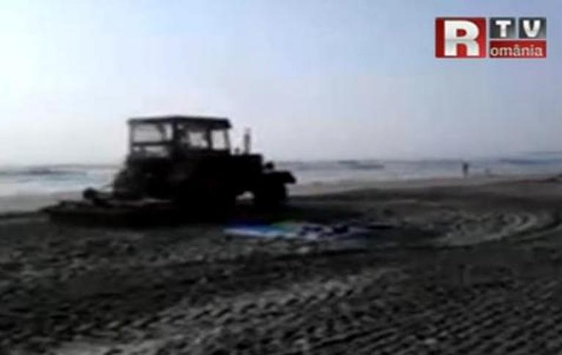PANICĂ la MARE! UN NEBUN a intrat cu TRACTORUL printre ȘEZLONGURI și CEARȘAFURI! VIDEO