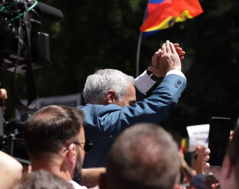 Călin Georgescu a făcut o baie de mulțime în fața Judecătoriei Sectorului 1 din București. Magistrații au amânat decizia privind anularea controlului judiciar