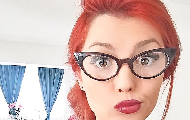 Schimbare totală de look! Elena Gheorghe s-a transformat în păpuşa Barbie!