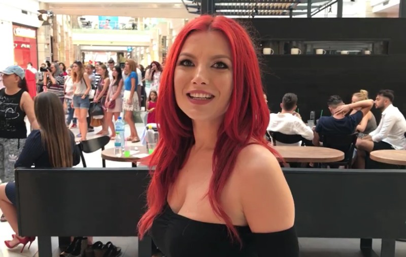 Elena Gheorghe s-a tuns și s-a vopsit în ziua botezului fetiței sale. Ce apariție