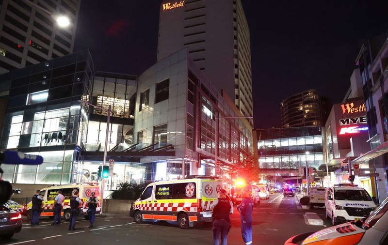 „A fost un masacru”. Mărturiile martorilor la atacul din Sydney. Polițista care l-a împușcat pe atacator, considerată o eroină
