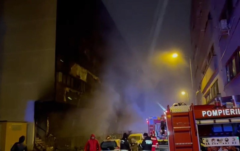 Bărbat găsit mort după un incendiu la un bloc din bulevardul Iuliu Maniu din București