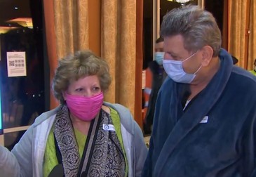 Doi locuitori din orașul Seattle au pornit spre centrul de vaccinare îmbrăcați în haine de casă | Foto: captură NBC News