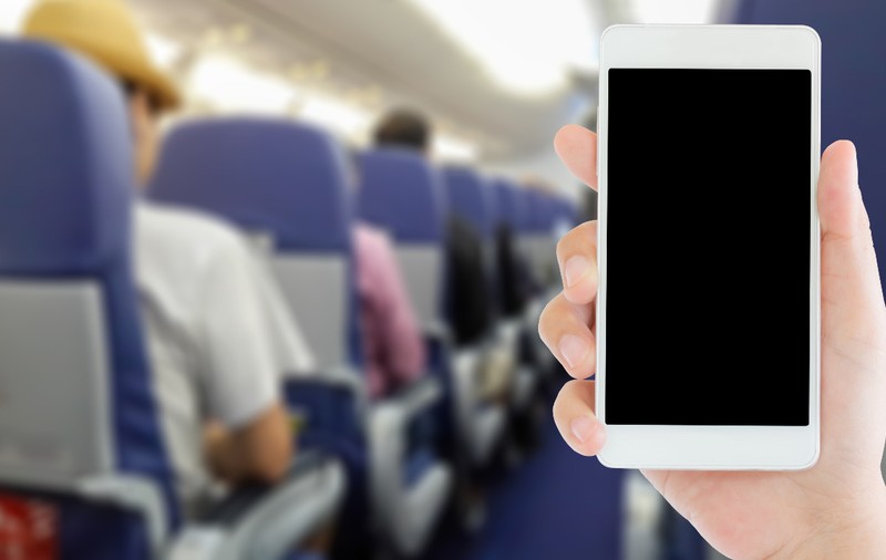 Bateriile de telefon și laptop pun în pericol avioanele și bagă frica în companiile aeriene: reguli drastice după o aterizare de urgență