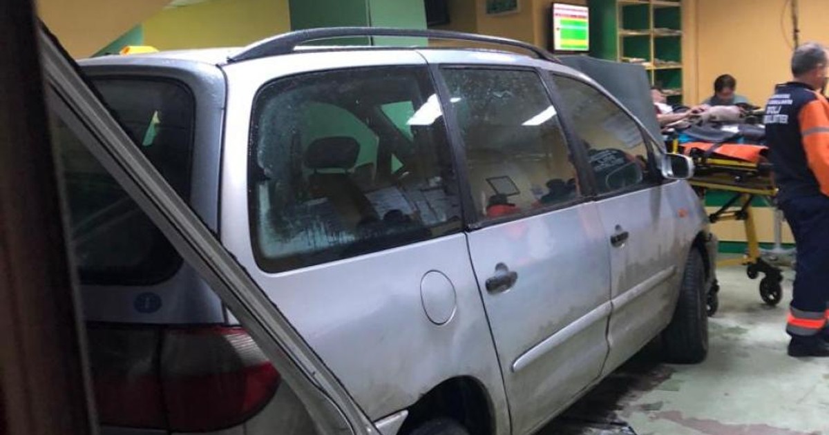 Un bărbat a intrat cu mașina în Spitalul Judeţean Craiova, la Urgenţe!