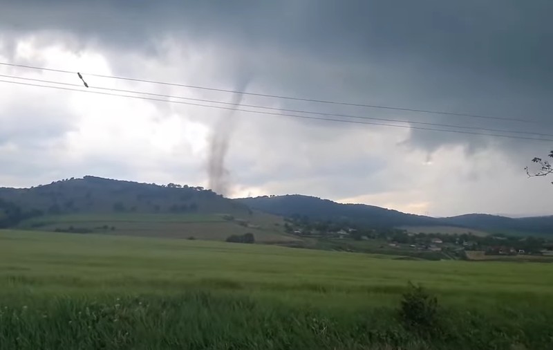 Momentul în care se formează o tornadă, în Tulcea. A fost trimis mesaj RO-Alert de vreme extremă. ISU a mobilizat mai multe echipaje de intervenție | VIDEO