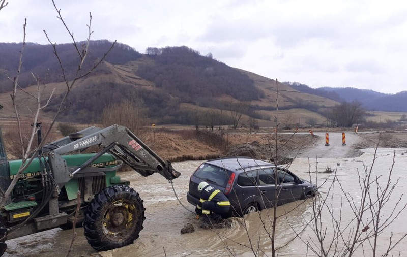3 oameni au fost salvați de pompieri, după ce au încercat să traverseze Someșul cu mașina și au rămas blocați în mijlocul râului, în Sălaj
