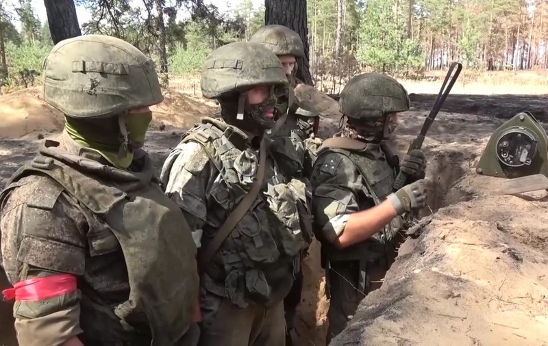 Rusia trimite pe frontul din Ucraina soldați cu doar câteva zile de instrucție: „Am fost șocat. Unii nu țineau cum trebuie o mitralieră în mână”