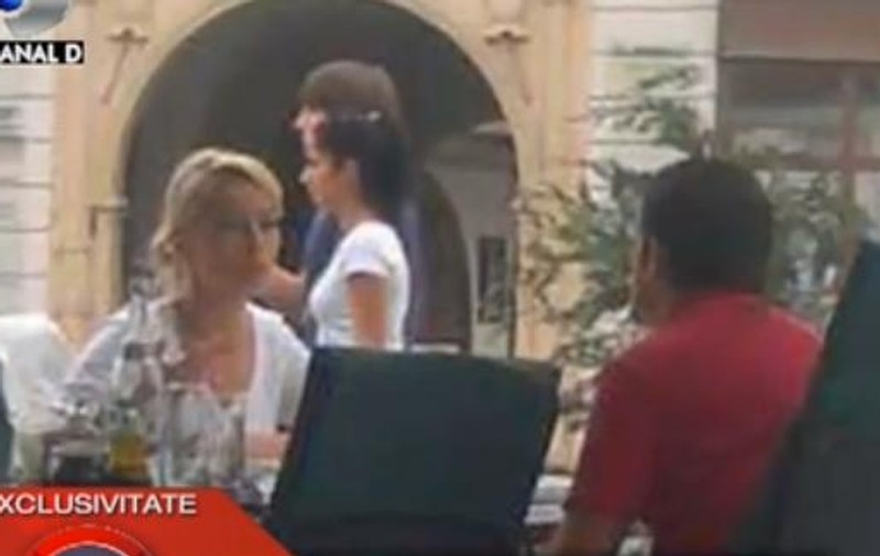 L-a uitat de tot pe Smiley? Iat-o pe Laura Cosoi cât de FERICITĂ este LÂNGĂ UN ALT BĂRBAT! FOTO