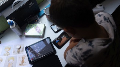 Illustration - Child And Phone - Spain