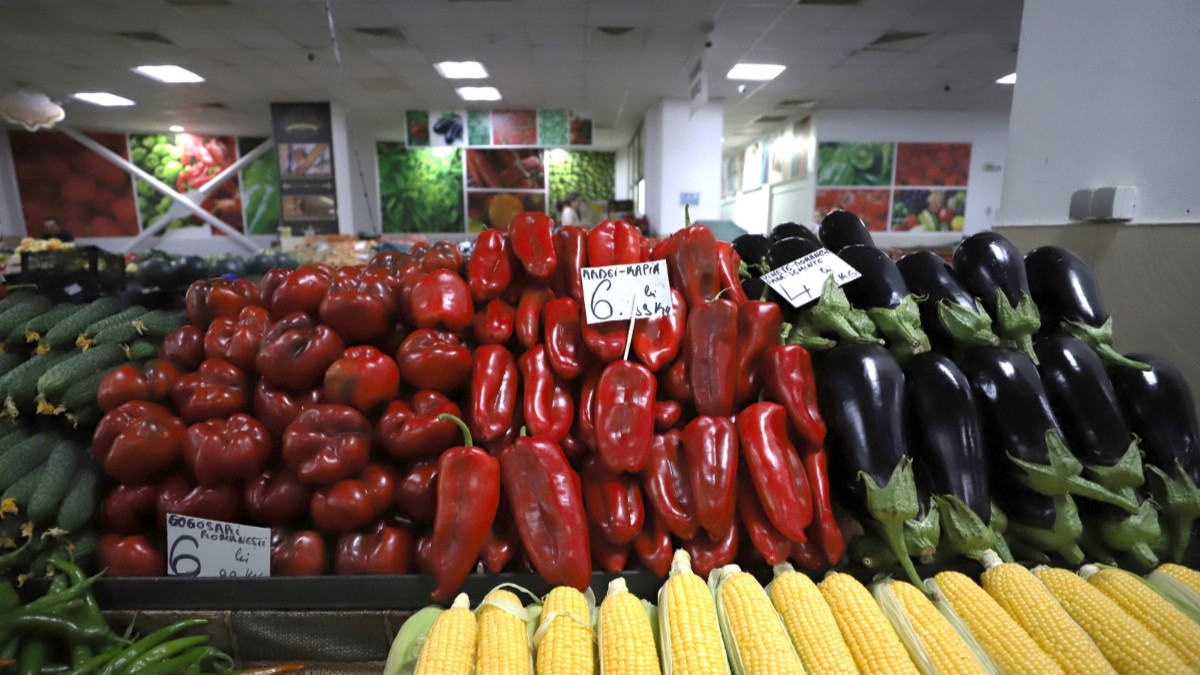 Zeci de kilograme de ardei kapia, vinete și gogoșari pe taraba unei piețe din București