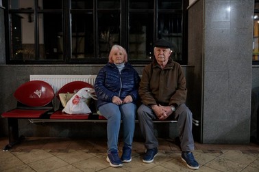 Doi bunici care se întorc în Ucraina ca să-și vadă nepoțelul. Foto: Vlad Chirea / Libertatea
