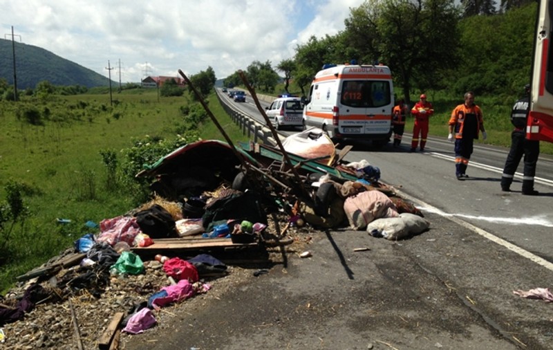 Au scăpat cu viaţă, după ce căruţa în care se aflau a fost spulberată de un TIR!