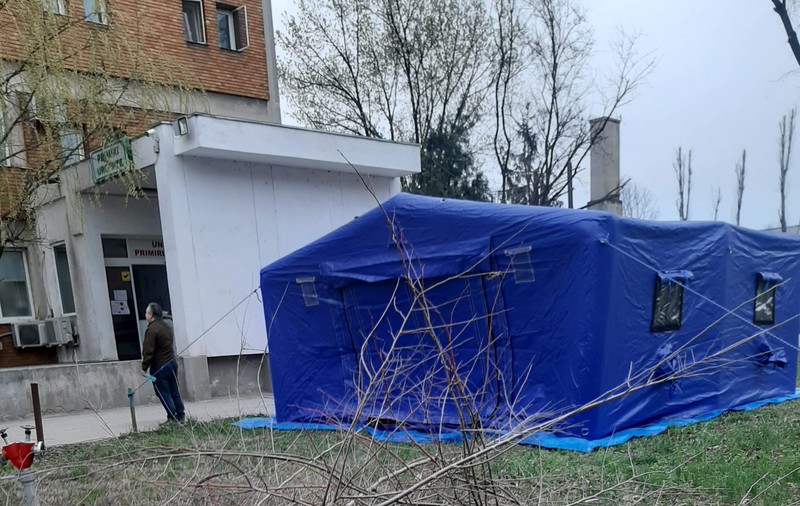 Cort pentru trierea cazurilor suspecte de coronavirus, instalat în curtea Spitalului Sf Ioan din București