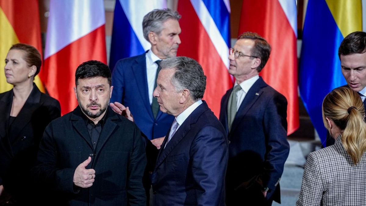 Volodimir Zelenski este bătut amical pe spate de trimisul american pentrunegocierile de pace, Steve Witkoff