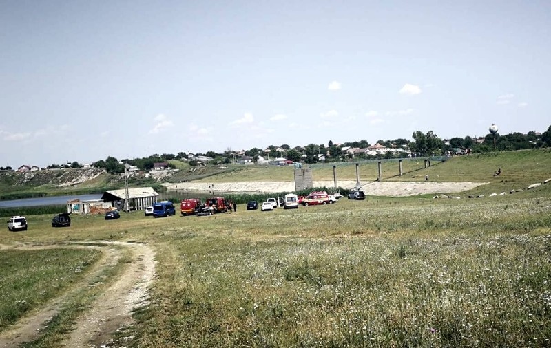 CORESPONDENȚĂ DIN CARACAL | Căutări într-un lac aflat în apropiere de locuința suspectului!