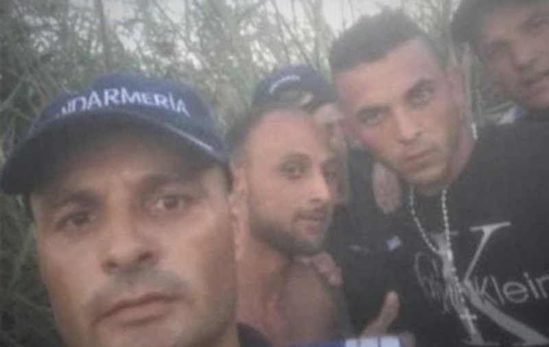 Trei jandarmi, anchetați pentru selfie-urile făcute cu doi evadați pe care i-au prins