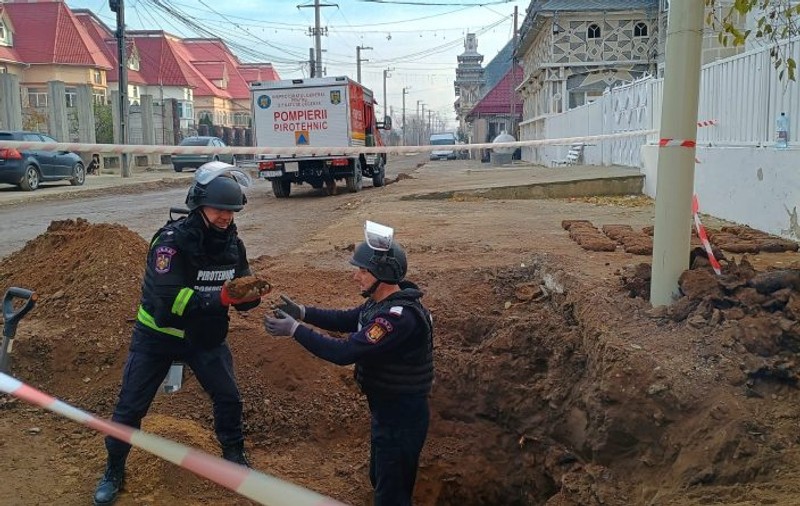 Peste 150 de proiectile din Al Doilea Război Mondial, găsite în timp ce se asfalta un drum din Galați