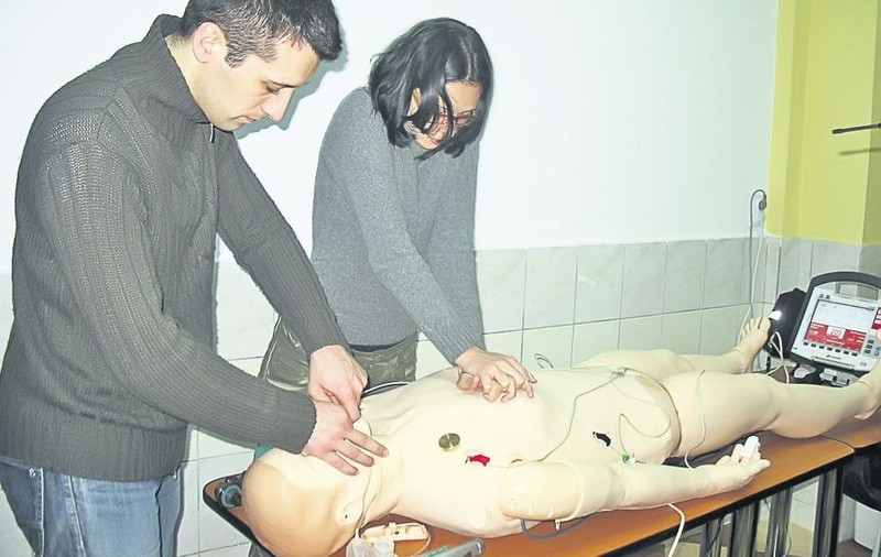Tinerii medici gălăţeni îşi fac mână pe un manechin de 90.000 €