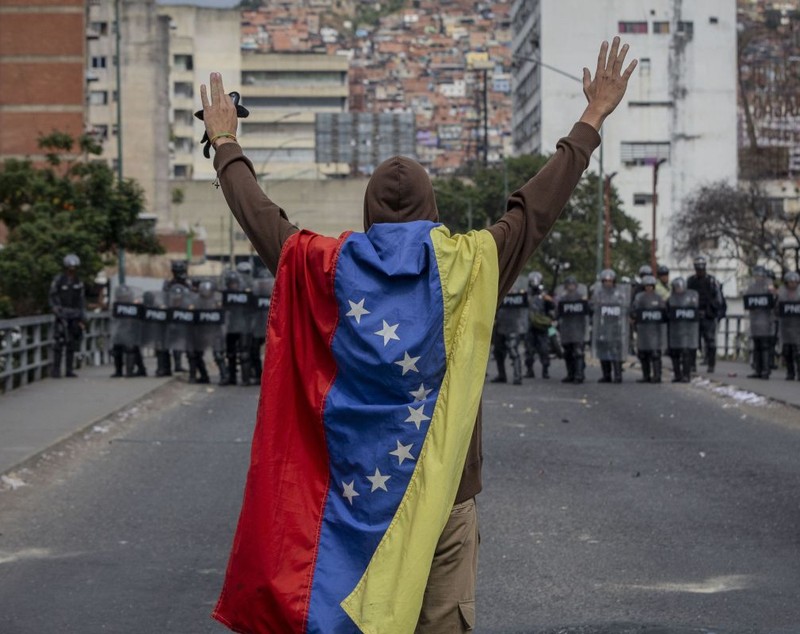 FOTO | Violențe în Venezuela după ce Juan Guaido s-a autoproclamat președinte. Cel puțin șapte persoane au murit în confruntările cu forțele de ordine