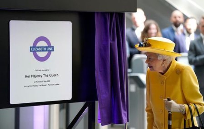 Regina Elisabeta a Marii Britanii, apariție surpriză la ceremonia de inaugurare a noii linii feroviare de la Londra, care îi poartă numele