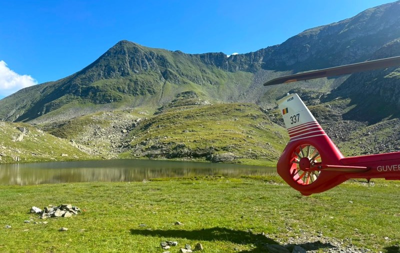 Doi tineri blocați lângă Vârful Moldoveanu, salvați cu un elicopter SMURD trimis de la Mureș