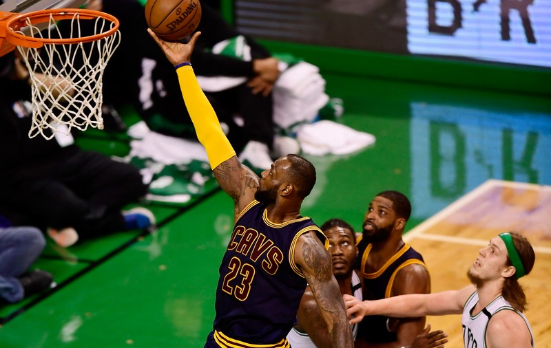 Baschetbalistul LeBron James a devenit cel mai bun marcator din istoria NBA în play-off
