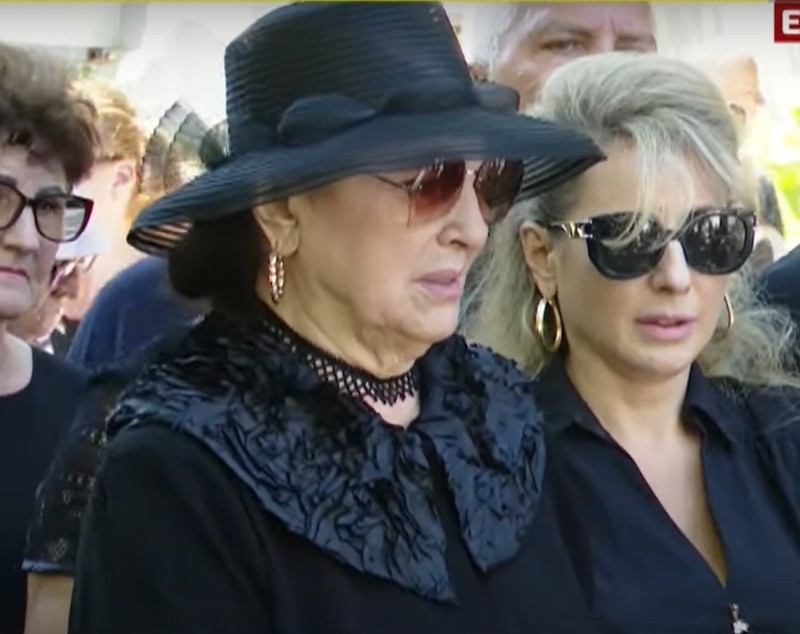Imagini de la înmormântarea lui Ion Cernea. Susținută de copiii Ciprian și Irinuca, Irina Loghin și-a condus soțul pe ultimul drum cu onoruri militare