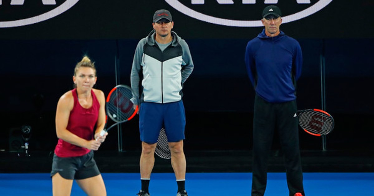 Simona Halep, asistată de Andrei Pavel și de Darren Cahill, la Australian Open 2018, unde românca a jucat finala