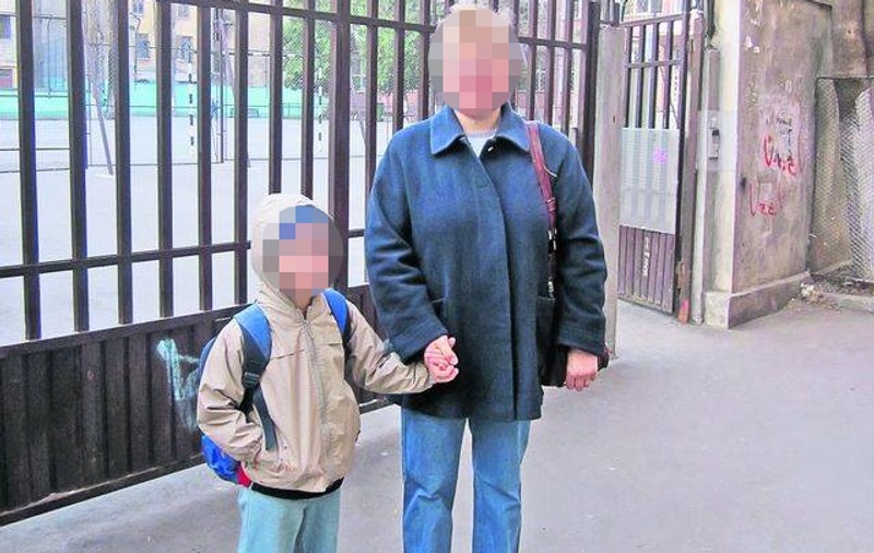 Un orfan de la o şcoală din Capitală nu e primit în clasă fără asistenta maternală: «Sunt obligată să fiu şi eu elevă»